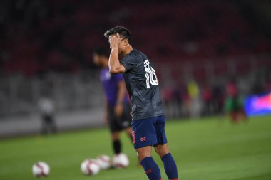 Jakarta, Endonezya - 10 Ekim 2019: Chanathip Songkrasin # 10 Tayland Oyuncusu 2020 Dünya Kupası elemeleri sırasında Endonezya 0-3 Tayland 'da Gelora Bung Karno Stadyumu, Endonezya