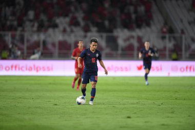 Jakarta, Endonezya - 10 Ekim 2019: Chanathip Songkrasin # 10 Tayland Oyuncusu 2020 Dünya Kupası elemeleri sırasında Endonezya 0-3 Tayland 'da Gelora Bung Karno Stadyumu, Endonezya