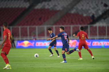 Jakarta, Endonezya - 10 Ekim 2019: Chanathip Songkrasin # 10 Tayland Oyuncusu 2020 Dünya Kupası elemeleri sırasında Endonezya 0-3 Tayland 'da Gelora Bung Karno Stadyumu, Endonezya