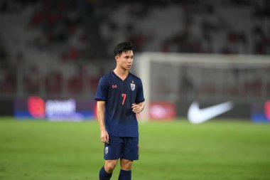 Jakarta, Endonezya - 10 Eylül 2019: Supachok Sarachart # 7 Tayland Futbolcusu 2020 Dünya Kupası elemeleri sırasında Endonezya 0-3 Tayland maçı sırasında Gelora Bung Karno Stadyumu, Endonezya