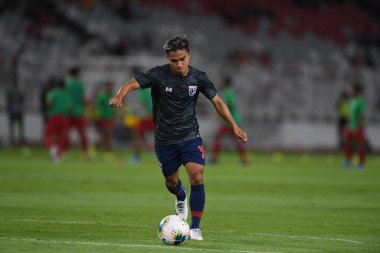 Jakarta, Endonezya - 10 Ekim 2019: Chanathip Songkrasin # 10 Tayland Oyuncusu 2020 Dünya Kupası elemeleri sırasında Endonezya 0-3 Tayland 'da Gelora Bung Karno Stadyumu, Endonezya