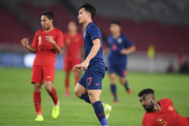Jakarta, Endonezya - 10 Eylül 2019: Supachok Sarachart # 7 Tayland Futbolcusu 2020 Dünya Kupası elemeleri sırasında Endonezya 0-3 Tayland maçı sırasında Gelora Bung Karno Stadyumu, Endonezya