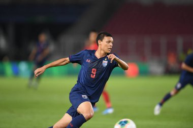 Jakarta, Endonezya - 10 Eylül 2019: Endonezya 'nın Gelora Bung Karno Stadyumu' nda oynanan 2020 Dünya Kupası eleme karşılaşmasında 9 numaralı Tayland oyuncusu Supachai Jaided