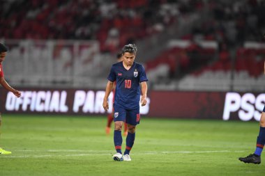 Jakarta, Endonezya - 10 Ekim 2019: Chanathip Songkrasin # 10 Tayland Oyuncusu 2020 Dünya Kupası elemeleri sırasında Endonezya 0-3 Tayland 'da Gelora Bung Karno Stadyumu, Endonezya