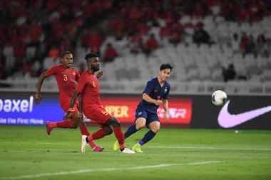 Jakarta, Endonezya - 10 Eylül 2019: Supachok Sarachart # 7 Tayland Futbolcusu 2020 Dünya Kupası elemeleri sırasında Endonezya 0-3 Tayland maçı sırasında Gelora Bung Karno Stadyumu, Endonezya