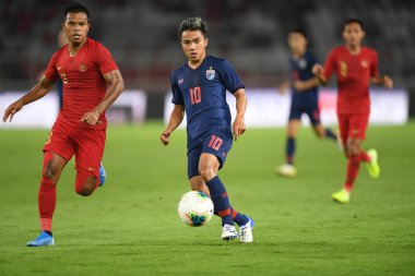 Jakarta, Endonezya - 10 Ekim 2019: Chanathip Songkrasin # 10 Tayland Oyuncusu 2020 Dünya Kupası elemeleri sırasında Endonezya 0-3 Tayland 'da Gelora Bung Karno Stadyumu, Endonezya