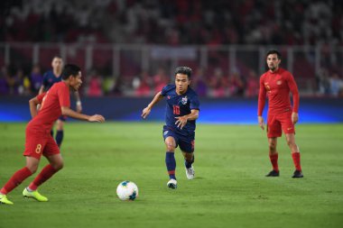 Jakarta, Endonezya - 10 Ekim 2019: Chanathip Songkrasin # 10 Tayland Oyuncusu 2020 Dünya Kupası elemeleri sırasında Endonezya 0-3 Tayland 'da Gelora Bung Karno Stadyumu, Endonezya