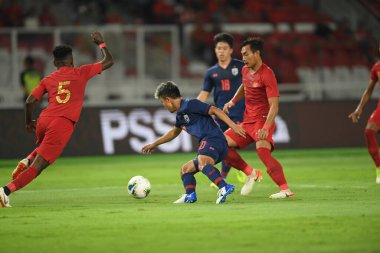 Jakarta, Endonezya - 10 Ekim 2019: Chanathip Songkrasin # 10 Tayland Oyuncusu 2020 Dünya Kupası elemeleri sırasında Endonezya 0-3 Tayland 'da Gelora Bung Karno Stadyumu, Endonezya