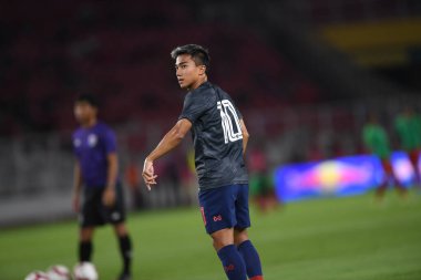 Jakarta, Endonezya - 10 Ekim 2019: Chanathip Songkrasin # 10 Tayland Oyuncusu 2020 Dünya Kupası elemeleri sırasında Endonezya 0-3 Tayland 'da Gelora Bung Karno Stadyumu, Endonezya