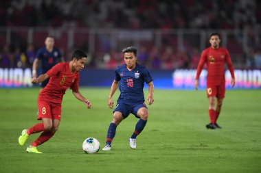 Jakarta, Endonezya - 10 Ekim 2019: Chanathip Songkrasin # 10 Tayland Oyuncusu 2020 Dünya Kupası elemeleri sırasında Endonezya 0-3 Tayland 'da Gelora Bung Karno Stadyumu, Endonezya