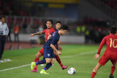 Jakarta, Endonezya - 10 Eylül 2019: Supachok Sarachart # 7 Tayland Futbolcusu 2020 Dünya Kupası elemeleri sırasında Endonezya 0-3 Tayland maçı sırasında Gelora Bung Karno Stadyumu, Endonezya