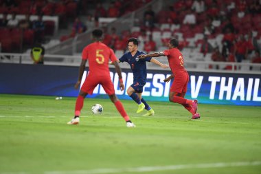 Jakarta, Endonezya - 10 Eylül 2019: Supachok Sarachart # 7 Tayland Futbolcusu 2020 Dünya Kupası elemeleri sırasında Endonezya 0-3 Tayland maçı sırasında Gelora Bung Karno Stadyumu, Endonezya