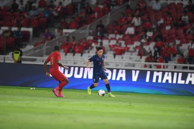 Jakarta, Endonezya - 10 Eylül 2019: Supachok Sarachart # 7 Tayland Futbolcusu 2020 Dünya Kupası elemeleri sırasında Endonezya 0-3 Tayland maçı sırasında Gelora Bung Karno Stadyumu, Endonezya