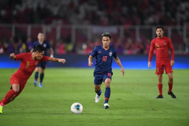 Jakarta, Endonezya - 10 Ekim 2019: Chanathip Songkrasin # 10 Tayland Oyuncusu 2020 Dünya Kupası elemeleri sırasında Endonezya 0-3 Tayland 'da Gelora Bung Karno Stadyumu, Endonezya