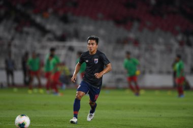 Jakarta, Endonezya - 10 Ekim 2019: Chanathip Songkrasin # 10 Tayland Oyuncusu 2020 Dünya Kupası elemeleri sırasında Endonezya 0-3 Tayland 'da Gelora Bung Karno Stadyumu, Endonezya