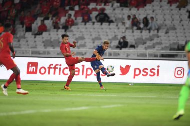 Jakarta, Endonezya - 10 Sep 2019: Theerathon Bunmathan # 3 Tayland Oyuncusu 2020 Dünya Kupası elemeleri sırasında Endonezya 0-3 Tayland maçı sırasında Gelora Bung Karno Stadyumu, Endonezya