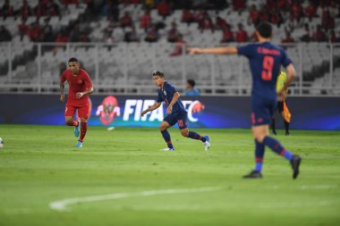 Jakarta, Endonezya - 10 Ekim 2019: Chanathip Songkrasin # 10 Tayland Oyuncusu 2020 Dünya Kupası elemeleri sırasında Endonezya 0-3 Tayland 'da Gelora Bung Karno Stadyumu, Endonezya