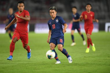 Jakarta, Endonezya - 10 Ekim 2019: Chanathip Songkrasin # 10 Tayland Oyuncusu 2020 Dünya Kupası elemeleri sırasında Endonezya 0-3 Tayland 'da Gelora Bung Karno Stadyumu, Endonezya