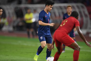 Jakarta, Endonezya - 10 Eylül 2019: Supachok Sarachart # 7 Tayland Futbolcusu 2020 Dünya Kupası elemeleri sırasında Endonezya 0-3 Tayland maçı sırasında Gelora Bung Karno Stadyumu, Endonezya