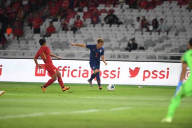 Jakarta, Endonezya - 10 Sep 2019: Theerathon Bunmathan # 3 Tayland Oyuncusu 2020 Dünya Kupası elemeleri sırasında Endonezya 0-3 Tayland maçı sırasında Gelora Bung Karno Stadyumu, Endonezya