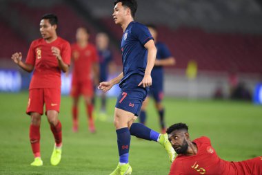 Jakarta, Endonezya - 10 Eylül 2019: Supachok Sarachart # 7 Tayland Futbolcusu 2020 Dünya Kupası elemeleri sırasında Endonezya 0-3 Tayland maçı sırasında Gelora Bung Karno Stadyumu, Endonezya