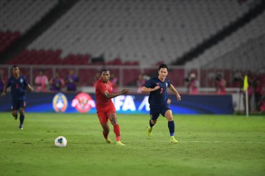 Jakarta, Endonezya - 10 Eylül 2019: Supachok Sarachart # 7 Tayland Futbolcusu 2020 Dünya Kupası elemeleri sırasında Endonezya 0-3 Tayland maçı sırasında Gelora Bung Karno Stadyumu, Endonezya