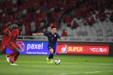 Jakarta, Endonezya - 10 Eylül 2019: Supachok Sarachart # 7 Tayland Futbolcusu 2020 Dünya Kupası elemeleri sırasında Endonezya 0-3 Tayland maçı sırasında Gelora Bung Karno Stadyumu, Endonezya