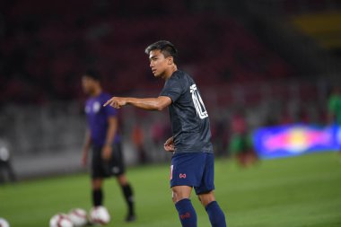 Jakarta, Endonezya - 10 Ekim 2019: Chanathip Songkrasin # 10 Tayland Oyuncusu 2020 Dünya Kupası elemeleri sırasında Endonezya 0-3 Tayland 'da Gelora Bung Karno Stadyumu, Endonezya