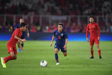 Jakarta, Endonezya - 10 Ekim 2019: Chanathip Songkrasin # 10 Tayland Oyuncusu 2020 Dünya Kupası elemeleri sırasında Endonezya 0-3 Tayland 'da Gelora Bung Karno Stadyumu, Endonezya