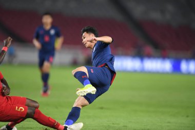 Jakarta, Endonezya - 10 Eylül 2019: Supachok Sarachart # 7 Tayland Futbolcusu 2020 Dünya Kupası elemeleri sırasında Endonezya 0-3 Tayland maçı sırasında Gelora Bung Karno Stadyumu, Endonezya