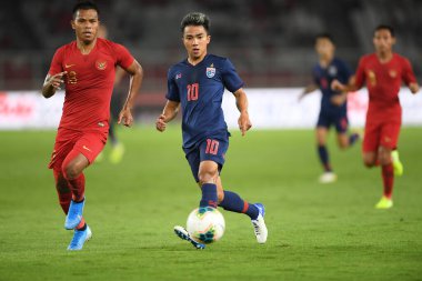 Jakarta, Endonezya - 10 Ekim 2019: Chanathip Songkrasin # 10 Tayland Oyuncusu 2020 Dünya Kupası elemeleri sırasında Endonezya 0-3 Tayland 'da Gelora Bung Karno Stadyumu, Endonezya