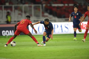Jakarta, Endonezya - 10 Ekim 2019: Chanathip Songkrasin # 10 Tayland Oyuncusu 2020 Dünya Kupası elemeleri sırasında Endonezya 0-3 Tayland 'da Gelora Bung Karno Stadyumu, Endonezya