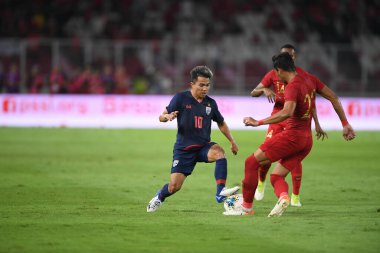 Jakarta, Endonezya - 10 Ekim 2019: Chanathip Songkrasin # 10 Tayland Oyuncusu 2020 Dünya Kupası elemeleri sırasında Endonezya 0-3 Tayland 'da Gelora Bung Karno Stadyumu, Endonezya