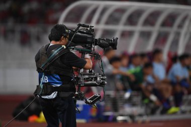 Jakarta, Endonezya - 10 Eylül 2019: Dünya Kupası eleme maçı sırasında Endonezya 'nın Gelora Bung Karno Stadyumu' nda oynanan canlı yayın