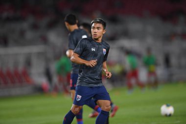 Jakarta, Endonezya - 10 Ekim 2019: Chanathip Songkrasin # 10 Tayland Oyuncusu 2020 Dünya Kupası elemeleri sırasında Endonezya 0-3 Tayland 'da Gelora Bung Karno Stadyumu, Endonezya