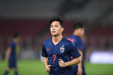 Jakarta, Endonezya - 10 Eylül 2019: Supachok Sarachart # 7 Tayland Futbolcusu 2020 Dünya Kupası elemeleri sırasında Endonezya 0-3 Tayland maçı sırasında Gelora Bung Karno Stadyumu, Endonezya