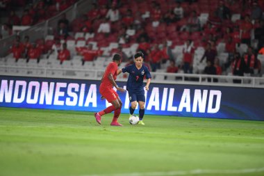 Jakarta, Endonezya - 10 Eylül 2019: Supachok Sarachart # 7 Tayland Futbolcusu 2020 Dünya Kupası elemeleri sırasında Endonezya 0-3 Tayland maçı sırasında Gelora Bung Karno Stadyumu, Endonezya