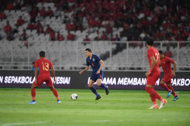 Jakarta, Endonezya - 10 Eylül 2019: Endonezya 'nın Gelora Bung Karno Stadyumu' nda oynanan 2020 Dünya Kupası eleme karşılaşmasında 9 numaralı Tayland oyuncusu Supachai Jaided