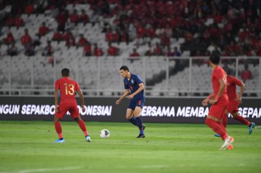 Jakarta, Endonezya - 10 Eylül 2019: Endonezya 'nın Gelora Bung Karno Stadyumu' nda oynanan 2020 Dünya Kupası eleme karşılaşmasında 9 numaralı Tayland oyuncusu Supachai Jaided
