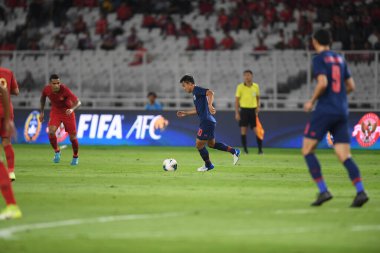 Jakarta, Endonezya - 10 Ekim 2019: Chanathip Songkrasin # 10 Tayland Oyuncusu 2020 Dünya Kupası elemeleri sırasında Endonezya 0-3 Tayland 'da Gelora Bung Karno Stadyumu, Endonezya