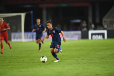 Jakarta, Endonezya - 10 Ekim 2019: Chanathip Songkrasin # 10 Tayland Oyuncusu 2020 Dünya Kupası elemeleri sırasında Endonezya 0-3 Tayland 'da Gelora Bung Karno Stadyumu, Endonezya