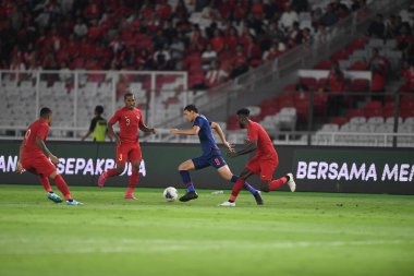 Jakarta, Endonezya - 10 Eylül 2019: Endonezya 'nın Gelora Bung Karno Stadyumu' nda oynanan 2020 Dünya Kupası eleme karşılaşmasında 9 numaralı Tayland oyuncusu Supachai Jaided