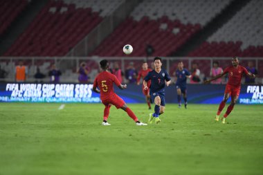 Jakarta, Endonezya - 10 Eylül 2019: Supachok Sarachart # 7 Tayland Futbolcusu 2020 Dünya Kupası elemeleri sırasında Endonezya 0-3 Tayland maçı sırasında Gelora Bung Karno Stadyumu, Endonezya