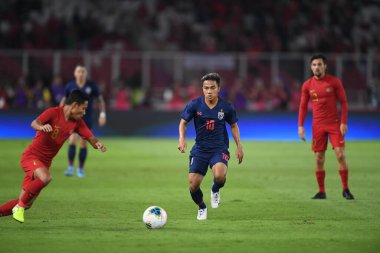 Jakarta, Endonezya - 10 Ekim 2019: Chanathip Songkrasin # 10 Tayland Oyuncusu 2020 Dünya Kupası elemeleri sırasında Endonezya 0-3 Tayland 'da Gelora Bung Karno Stadyumu, Endonezya