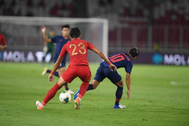 Jakarta, Endonezya - 10 Ekim 2019: Chanathip Songkrasin # 10 Tayland Oyuncusu 2020 Dünya Kupası elemeleri sırasında Endonezya 0-3 Tayland 'da Gelora Bung Karno Stadyumu, Endonezya