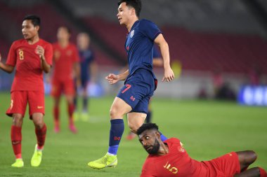Jakarta, Endonezya - 10 Eylül 2019: Supachok Sarachart # 7 Tayland Futbolcusu 2020 Dünya Kupası elemeleri sırasında Endonezya 0-3 Tayland maçı sırasında Gelora Bung Karno Stadyumu, Endonezya