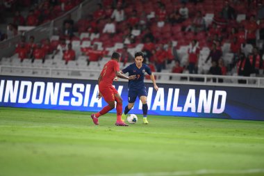 Jakarta, Endonezya - 10 Eylül 2019: Supachok Sarachart # 7 Tayland Futbolcusu 2020 Dünya Kupası elemeleri sırasında Endonezya 0-3 Tayland maçı sırasında Gelora Bung Karno Stadyumu, Endonezya