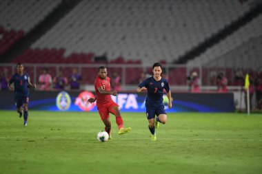 Jakarta, Endonezya - 10 Eylül 2019: Supachok Sarachart # 7 Tayland Futbolcusu 2020 Dünya Kupası elemeleri sırasında Endonezya 0-3 Tayland maçı sırasında Gelora Bung Karno Stadyumu, Endonezya