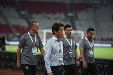 Jakarta, Endonezya - 10 Eylül 2019: Akira Nishino, Endonezya 'nın Gelora Bung Karno Stadyumu' nda oynanan 2020 Dünya Kupası eleme karşılaşması elemeleri sırasında Tayland teknik direktörü.