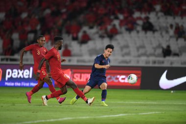 Jakarta, Endonezya - 10 Eylül 2019: Supachok Sarachart # 7 Tayland Futbolcusu 2020 Dünya Kupası elemeleri sırasında Endonezya 0-3 Tayland maçı sırasında Gelora Bung Karno Stadyumu, Endonezya